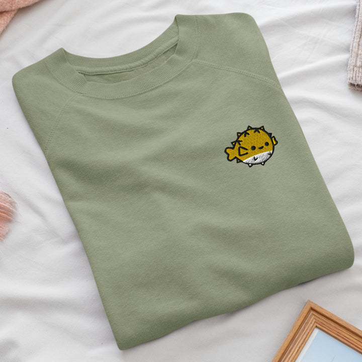 a t - shirt with a picture of a giraffe on it