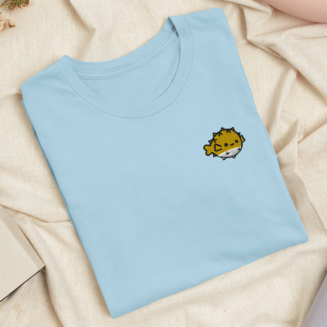 a blue t - shirt with a picture of a giraffe on it