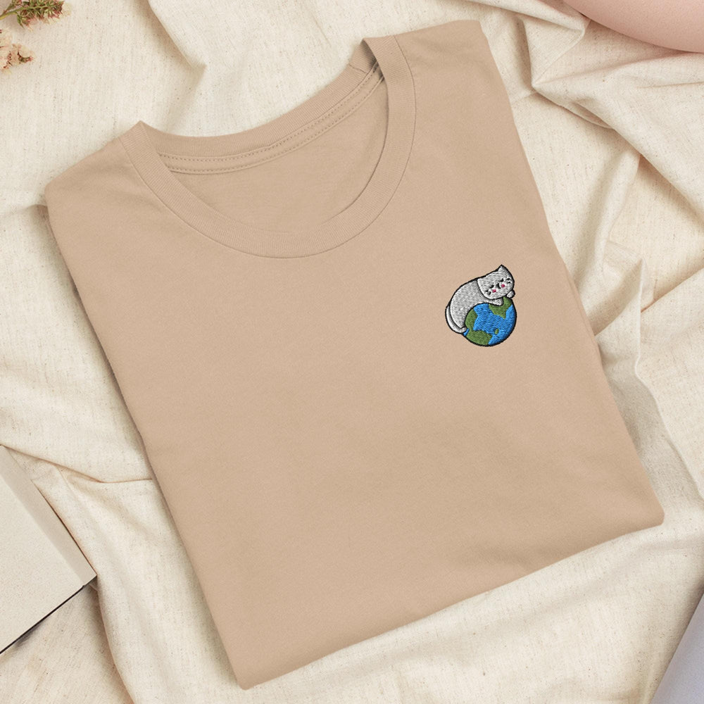 a t - shirt with a picture of a cat on it